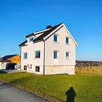 House On Beautiful Vaeroy, Mountains And Sea Outside The Window Dom wakacyjny *