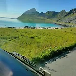 Dom wakacyjny House On Beautiful Vaeroy, Mountains And Sea Outside The Window *